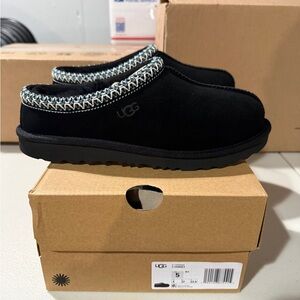 UGG Tasmin II Slipper Women’s 6, Kids 5